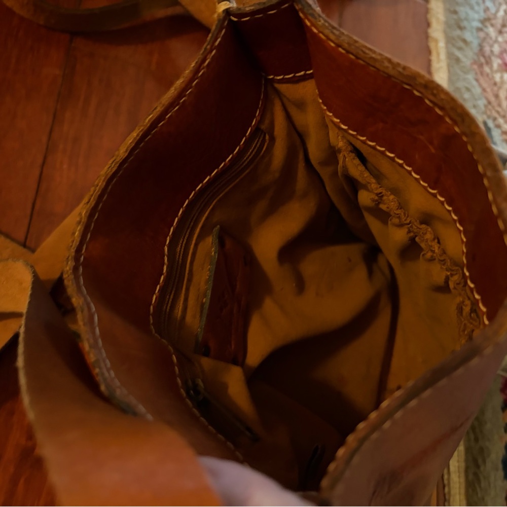 Vintage Tan Leather Messenger Bag. Patricia Nash - Picture 12 of 15